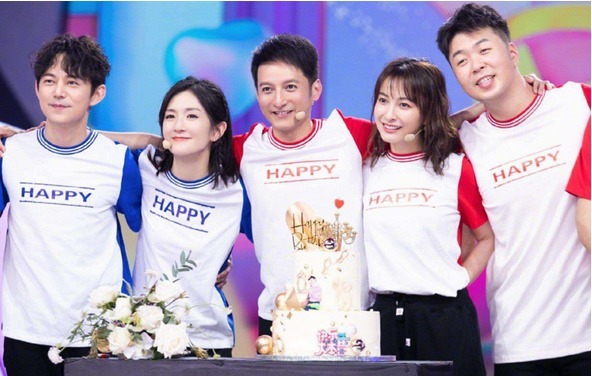 她被“轰出”快乐家族了何炅老师挥手告别，网友早就该走了