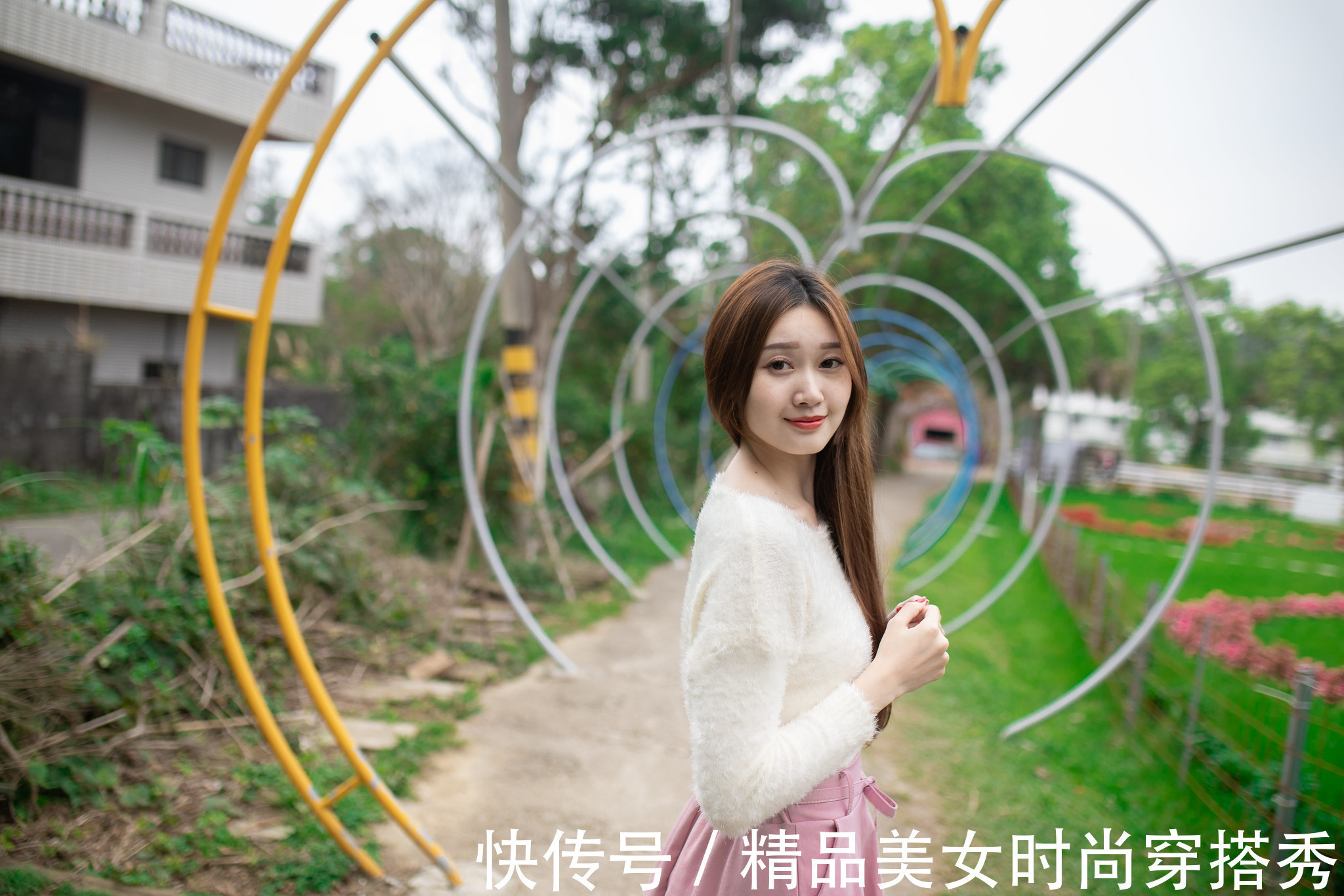 穿搭 甜美减龄的穿搭:粉色半身裙+白色小凉鞋,温柔甜美