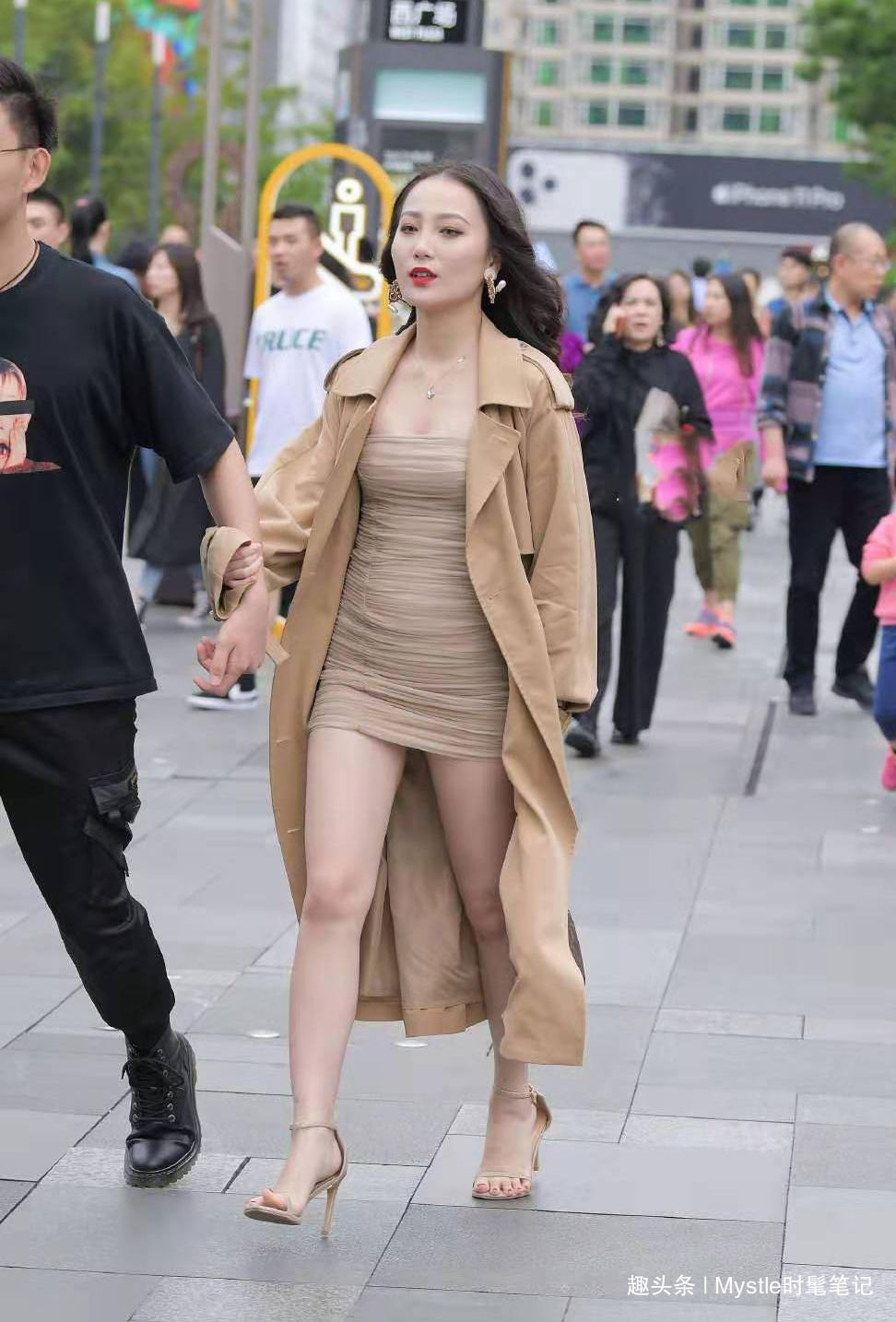 女人味|秋冬最有女人味的穿搭,连衣短裙+风衣外套,穿搭起来简单又好看