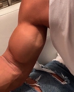 胸肌|臂围45cm，二头肌似小山包的猛汉奶爸，还自带肌肉抽筋绝活