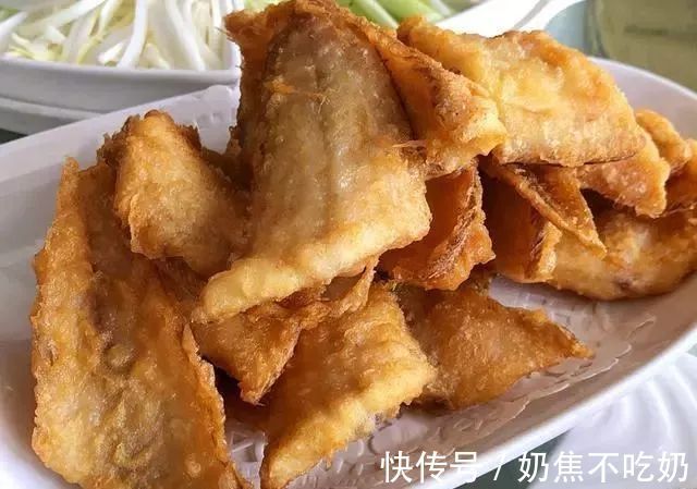 面粉|炸鱼时，有人裹淀粉，有人裹面粉？大厨：都不对！教你正确做法