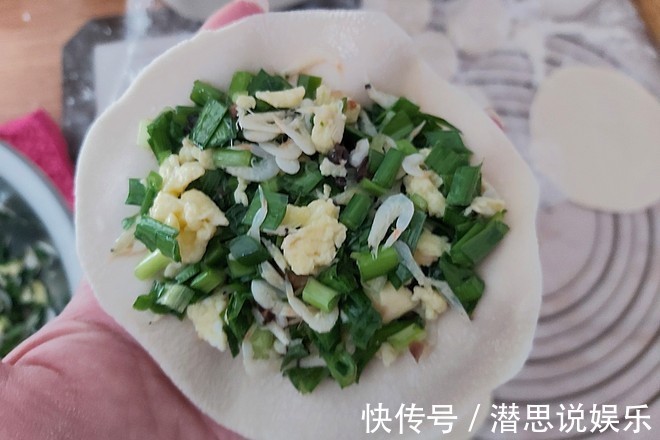 韭菜盒子的家常做法,皮薄馅大而且不出水,香酥又入味,超级解馋