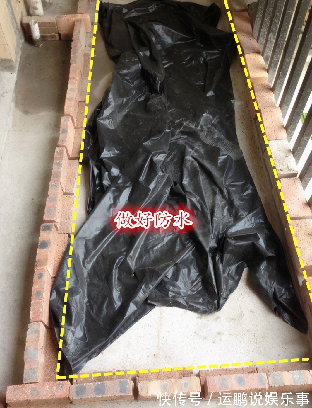 住高层这么干,阳台窗前20公分,用红砖围一圈水池,养鱼种花都好