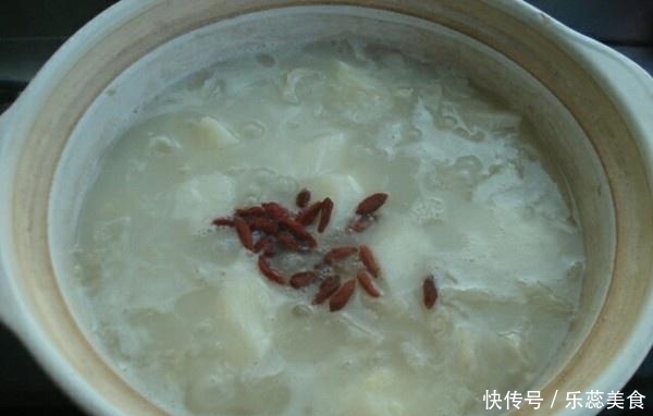 在春天,早晨喝豆浆不如喝它,无糖无添加,满满一碗都是胶原蛋白