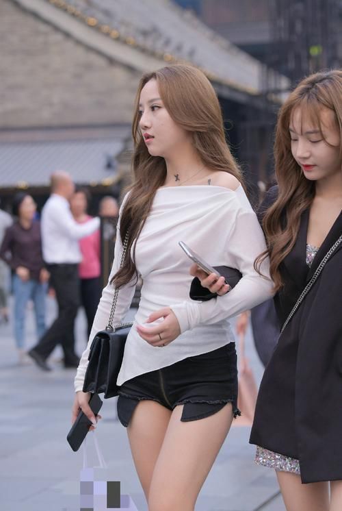 肤白貌美的热裤小姐姐,更能衬托身材美