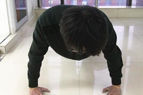 俯卧撑|每天练习45个俯卧撑,坚持了半年多,男子后来得到了什么?