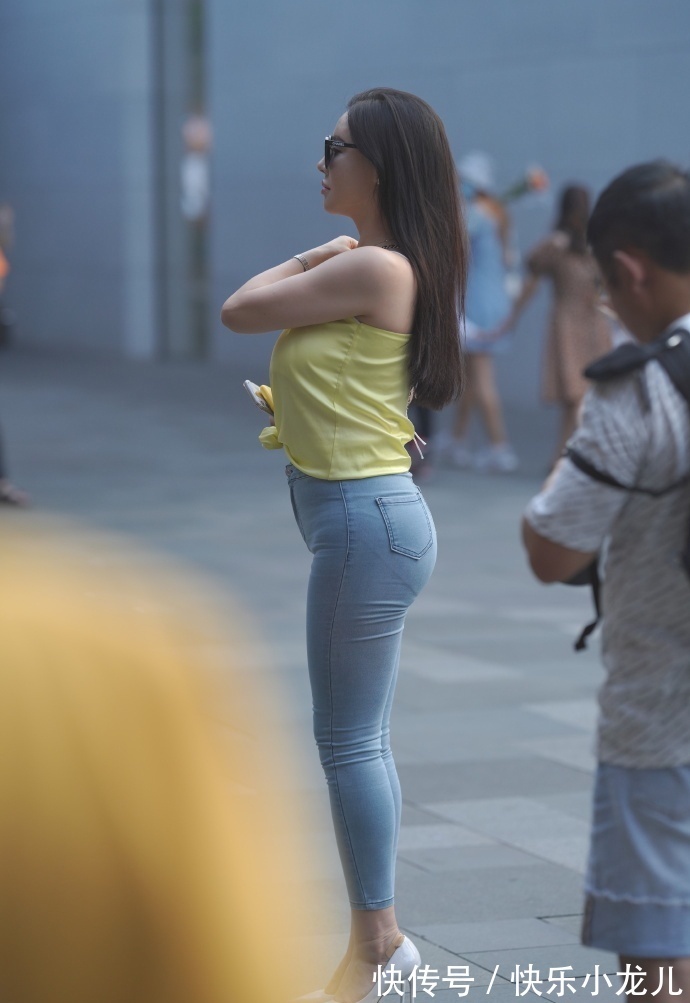 微胖女孩|微胖女孩身穿黄色的上衣搭配牛仔裤，即使搭配简约的单品，也显得很时尚