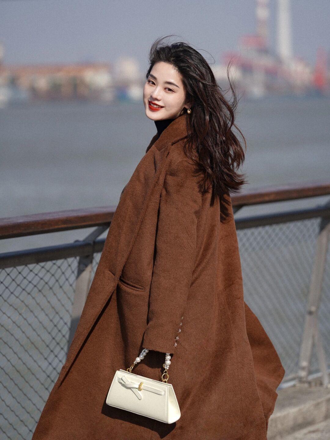 微喇裤 大衣怎么穿才时髦?看看这些简约高级的穿搭示范,轻松美成焦点