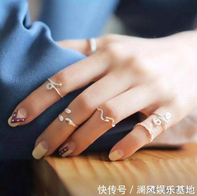 女人的包包里除了钥匙,这6个常用品不可少!不占地方还大有用途