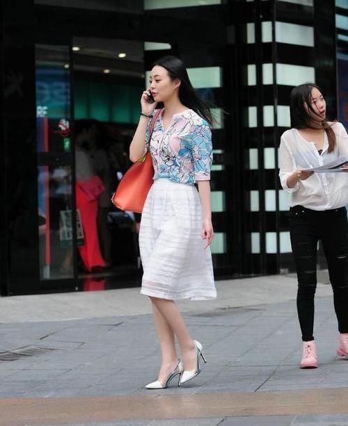印花|美女街拍:这样的穿搭太舒适,印花上衣搭配半身裙,简单大方又时髦