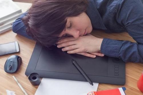 大脑反应速|每天睡午觉和不睡午觉的人,一个月后,他们的身体哪个更健康