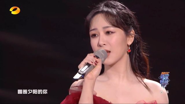 6台跨年名场面：主持人翻车、唱歌跑调，周深邓丽君跨时空同台