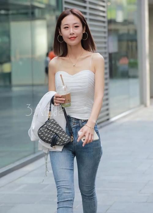 街拍：牛仔裤的花式搭配，有活力也很显身姿