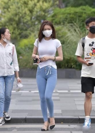  上衣|紧身上衣搭牛仔裤,优雅曲线的展现让靓妹更有气质,满满的时尚感