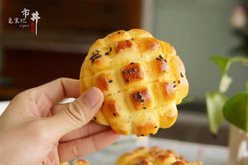 把玉米面倒进煮开的牛奶中，粗粮细作变“奶包”，真是越嚼越香