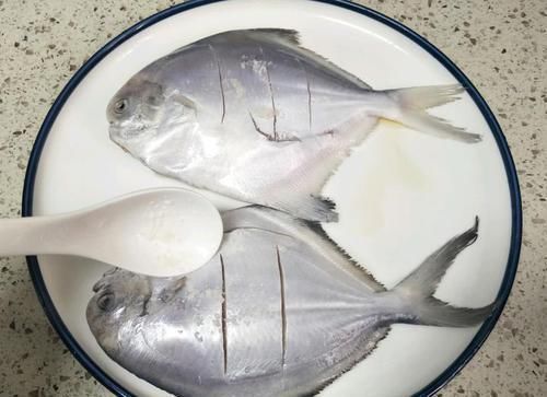 蒸鱼冷水还是开水上锅?教你正确做法,别再做错了,否则又腥又柴