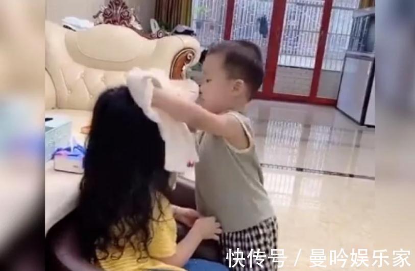 宠姐狂魔|弟弟“老母亲”式伺候姐姐火了,二胎的正确打开方式,宠姐狂魔