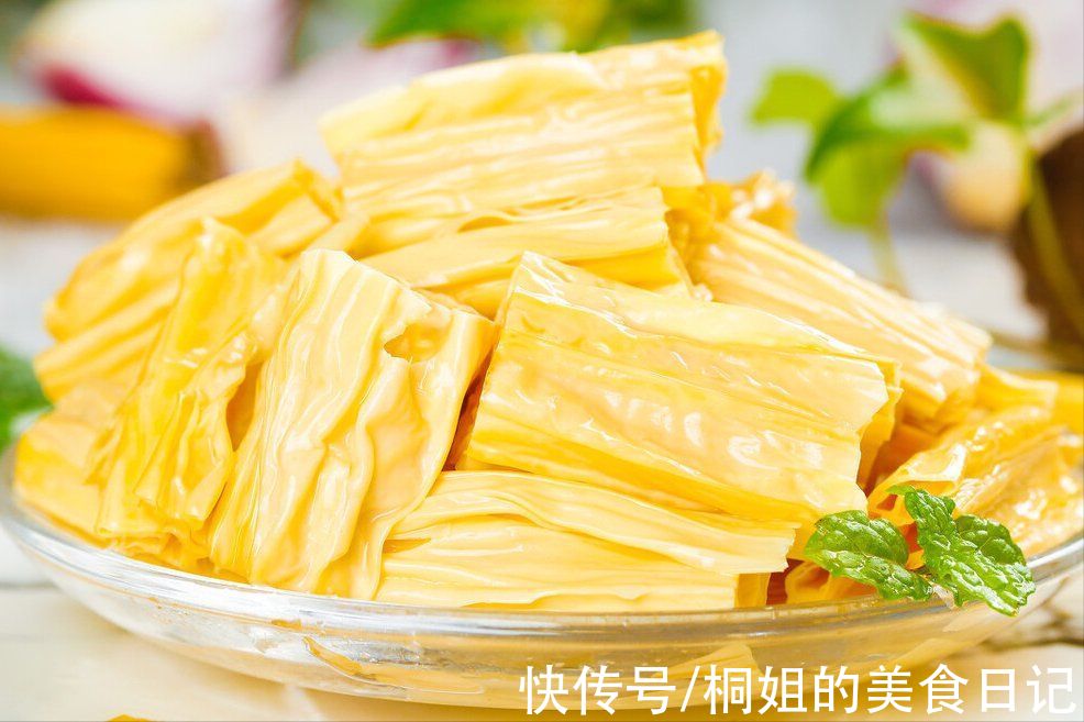 泡腐竹，不要放在水里就泡，饭店常用这方法，泡发快速不夹生