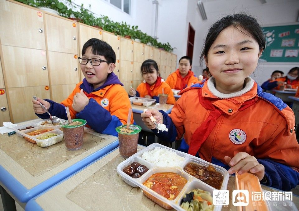 日照：开学首日13所未建食堂学校首次实行集中配餐