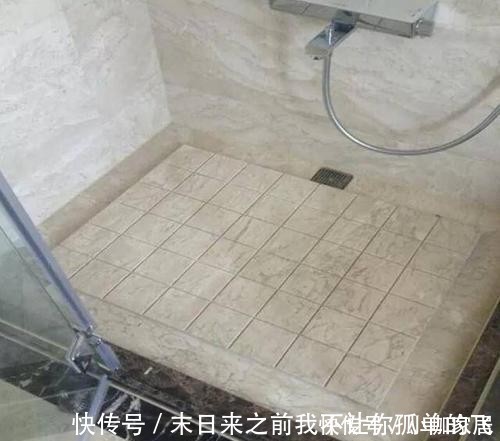 卫生间|卫生间地面不要再贴瓷砖,铺这种下水快又防滑,不得不感叹聪明