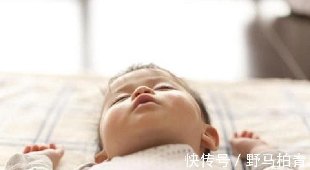 老人|半岁儿子睡成“砖块头”,宝妈想出奇招方法补救,获得医生称赞