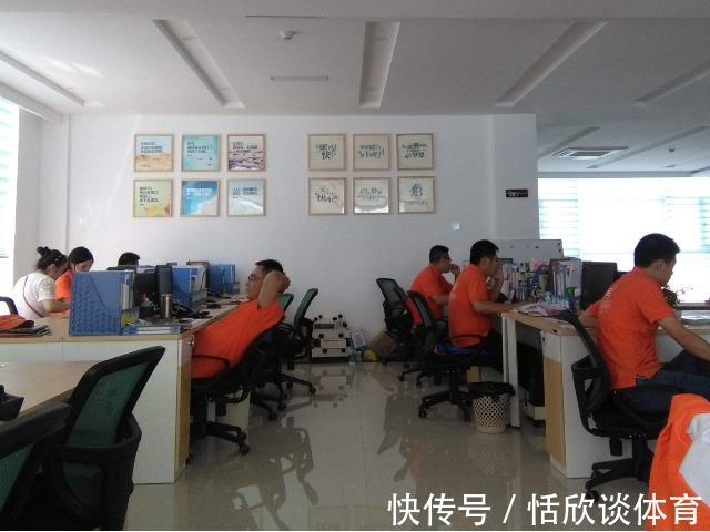 低头玩手机|为什么现在很多人会患上颈椎病？罪魁祸首在这里，这个锅背定了