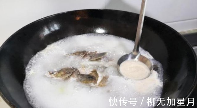 炖鱼汤，做好5个重要步骤，出锅后汤白味道香，不发黑没腥味！