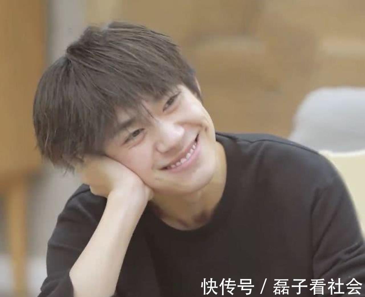 有种“意外”叫何炅给易烊千玺改名,把第二个字换掉,都说很合适-