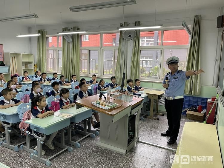 新闻记者|开学首日李沧交警雨中护导孩子入学