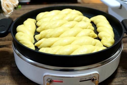 玉米面做面食不用蒸,松软细腻底部焦脆,比蒸的香,全家都爱吃