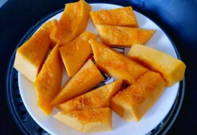 做南瓜饼,别只会加糯米粉,大厨:牢记3个小技巧,南瓜饼更香软