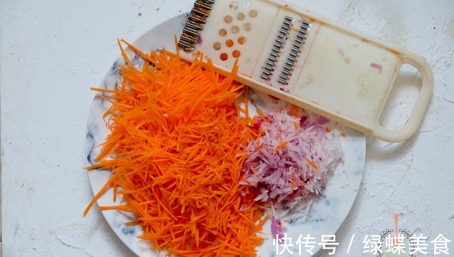 胡萝卜|胡萝卜别再生着吃了，教你一个新吃法，口感清脆，营养好吸收