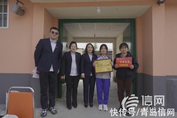 周明航|敦品励学激励成长 青岛国开中学初中部把奖学金送到家