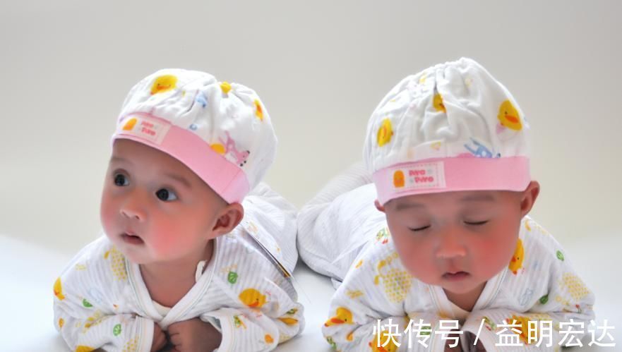 宝宝|宝宝到处爬很危险要阻止吗 爬行对发育有好处,这样鼓励才正确