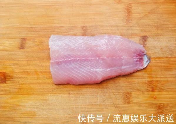 能喝上瘾的鱼肉汤做法，鲜香滑嫩，汤色红润更诱人