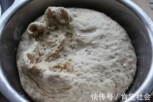 面食|夏天快速发面法,除了酵母加点它,5分钟就“爆盆”了