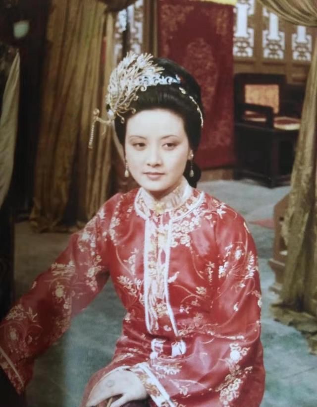 贵重的九龙佩|红楼梦贾琏为何把九龙佩送给尤二姐有一个说不出口的原因