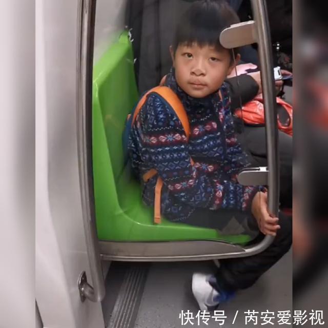 |地铁“超幽默男孩”火了,网友忍不住笑出声:身价瞬间翻几倍