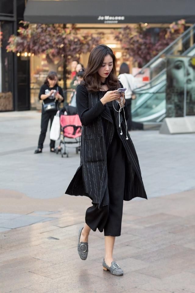 清爽简约的大衣很有时尚格调，也给人一种清爽唯美的感觉