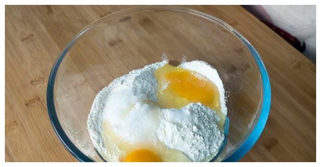 红薯最好吃又简单的做法，打入2个鸡蛋，不用加水，出锅金黄诱人