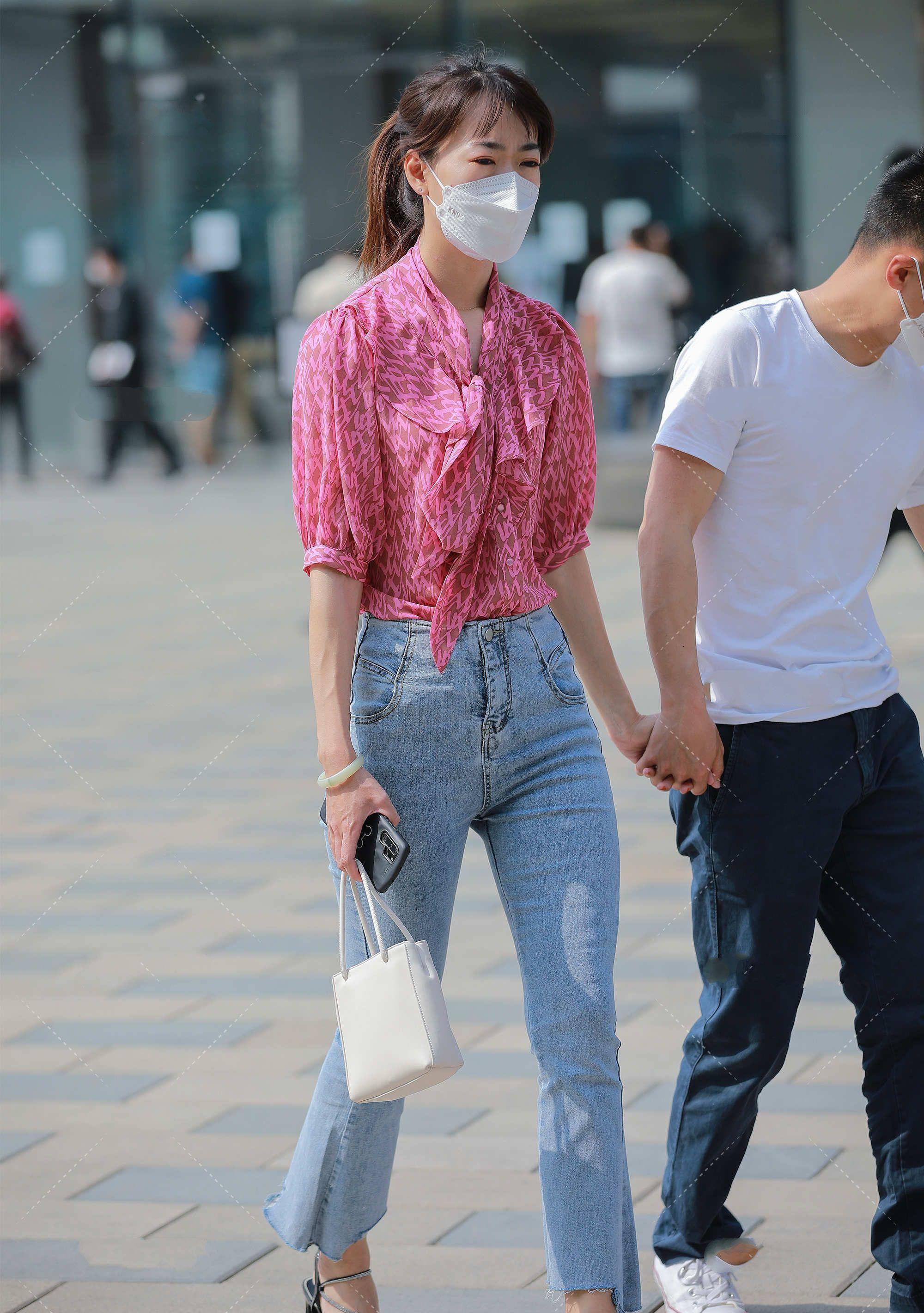 搭配|粉红色的雪纺上衣简约清新，搭配牛仔裤，又显温柔气质