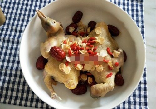 厨娘|炖鸽子要不要焯水,私家厨娘告诉你,做好这步汤香味美营养不流失