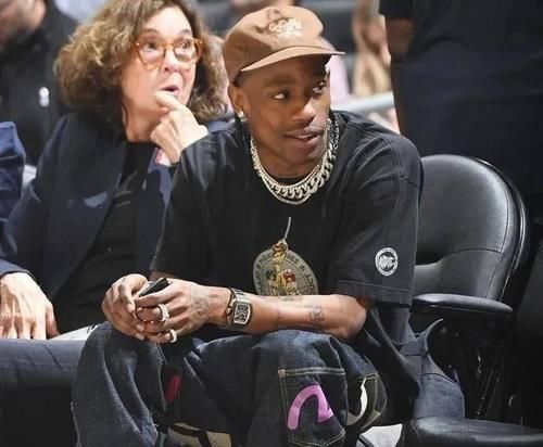 Travis Scott又上脚天价Dunk，烧了他鞋柜！要赔多少钱？