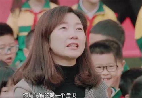 儿子当众“斥责”父母偏心妹妹,看清妹妹脸后,网友:不偏心都难