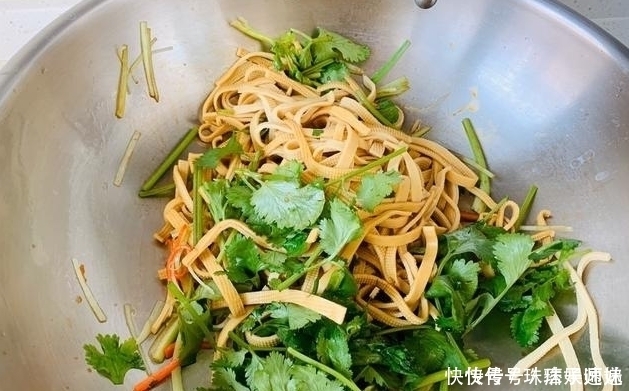 这菜,一斤9毛,钙是牛奶的4倍,鸡蛋的8倍,家里老人孩子要常吃