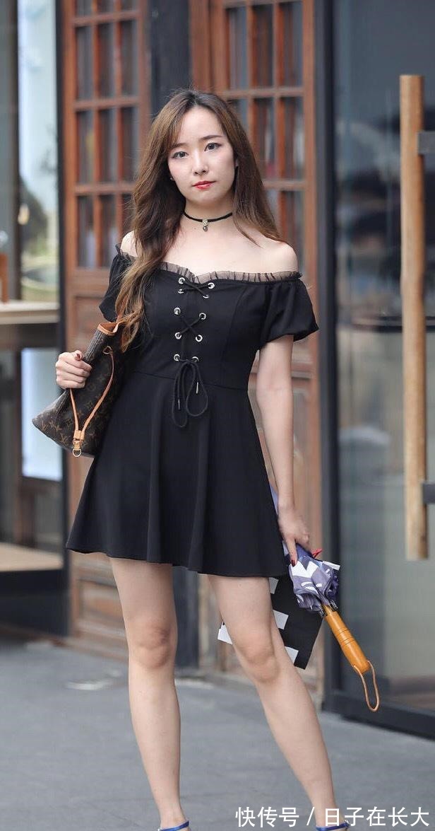 优雅 天生丽质的女生，穿时髦短裙装出行，秀出了优雅高贵的美！