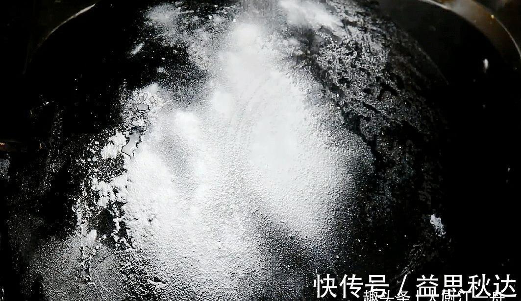家里铁锅用久了,油污洗不掉?大厨教你一招,铁锅油污轻松去除