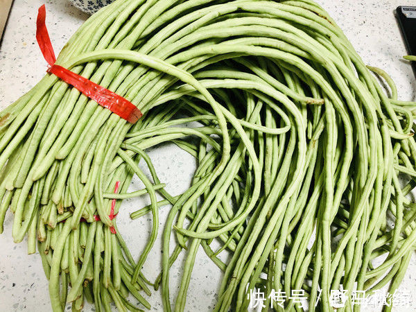 小苏打|夏天遇到此菜我从不手软，一次买几十斤，晒成干菜留着冬天炖肉吃