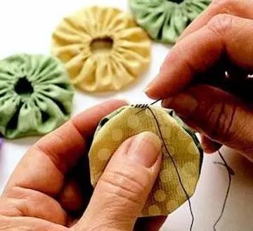 3款布艺YOYO花教程，学会了，可以拼出很多漂亮家居用品！收藏
