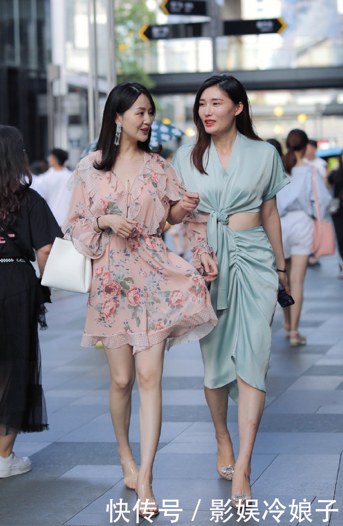 和款式精致的装扮一起,打造靓丽造型,将时尚进行到底